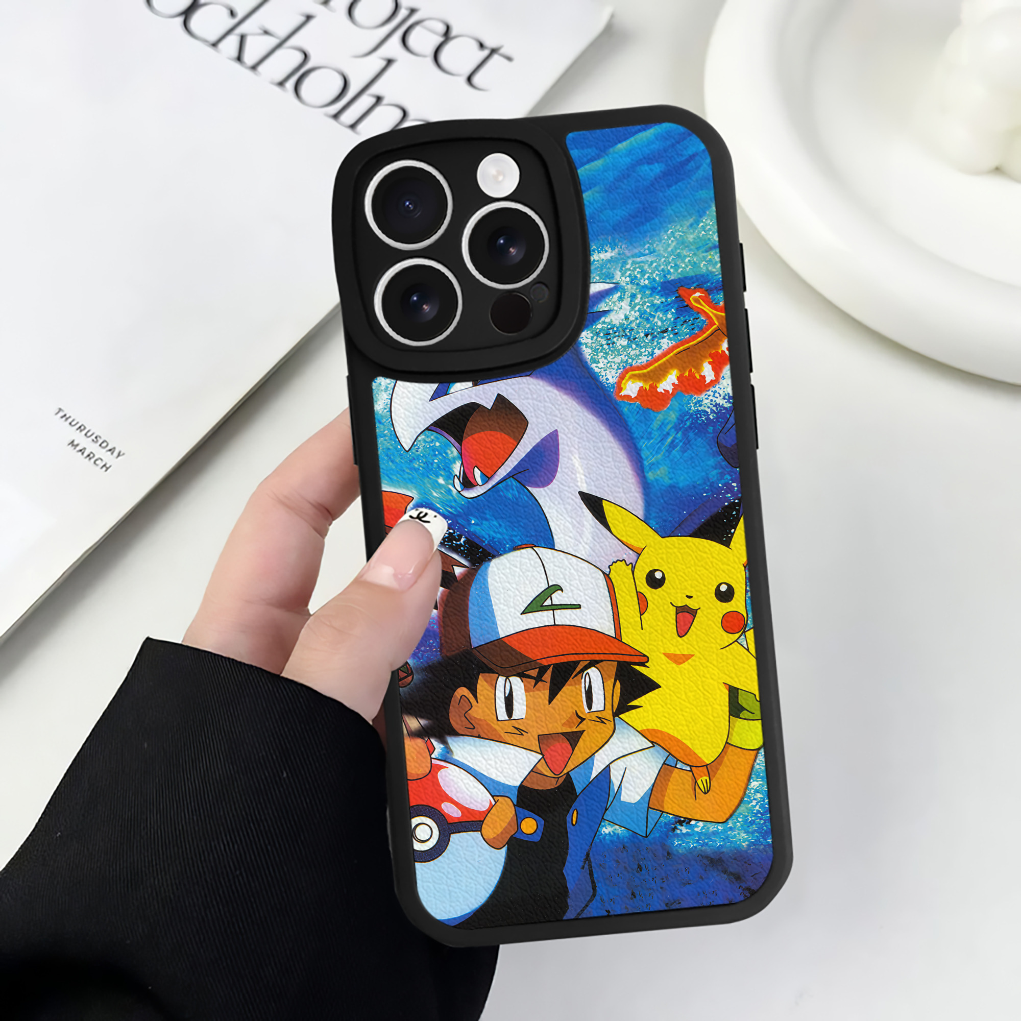 （画像用） ポケットモンスター Pokémon 【iPhone 16シリーズ対応】シリコンスマホケース（レザー調） 材質：シリコン